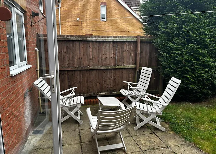 Brades Rise House - 3 Bedroom House With 2 Toilets With A Private Garden