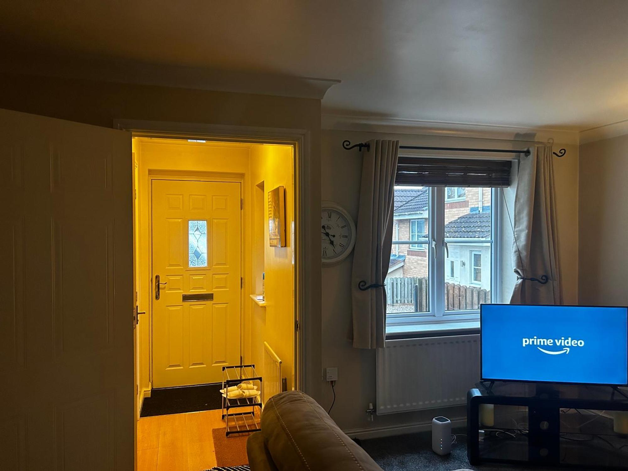 Brades Rise House - 3 Bedroom House With 2 Toilets With A Private Garden *