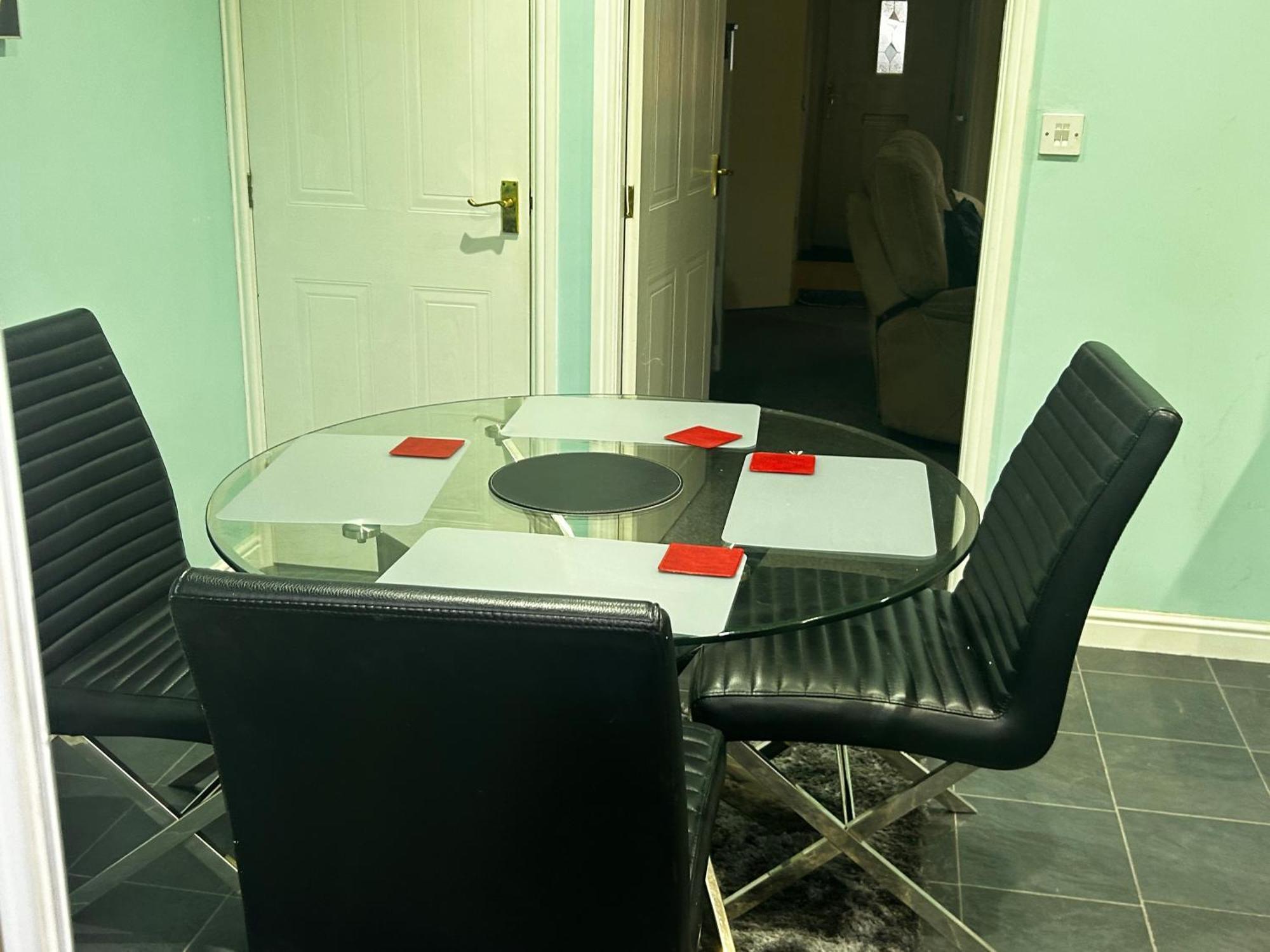 Brades Rise House - 3 Bedroom House With 2 Toilets With A Private Garden *